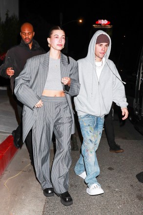 West Hollywood, CA - Justin Bieber and his wife Hailey Bieber rush to the car after enjoying an intimate date at the Birds Club in West Hollywood. The two lovebirds met their good friend Kendall Jenner. Pictured: Justin Bieber, Hailey Bieber / uksales@backgrid.com *UK Customers - Images containing children, please pixelate faces before posting*